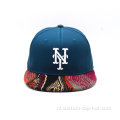 Twee toont achterin gesloten snapback -hoeden